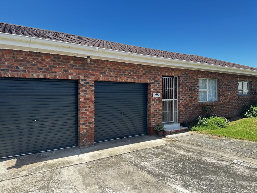 To Let 4 Bedroom Property for Rent in Winterstrand Eastern Cape